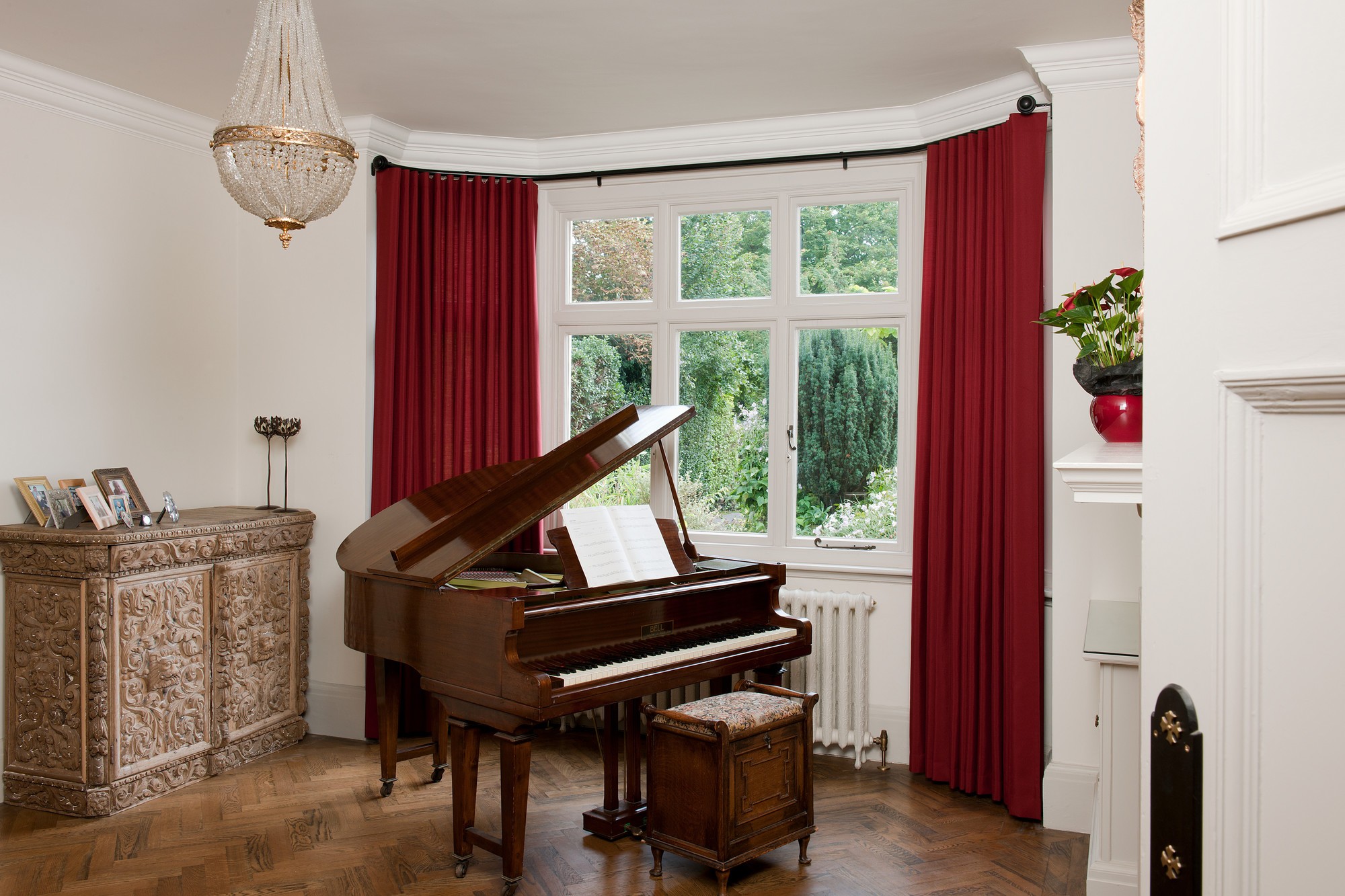 Metropole bay curtain pole room shot